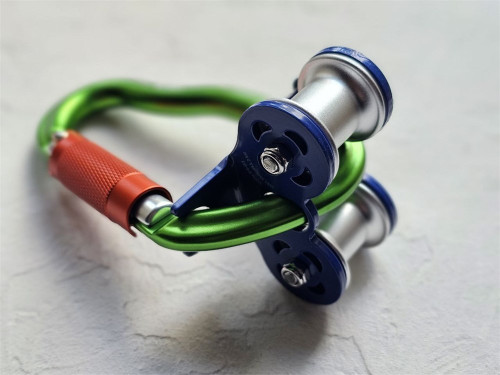  Ролик Treck V2 на карабине GURU Grass Twist Lock в Симферополе  